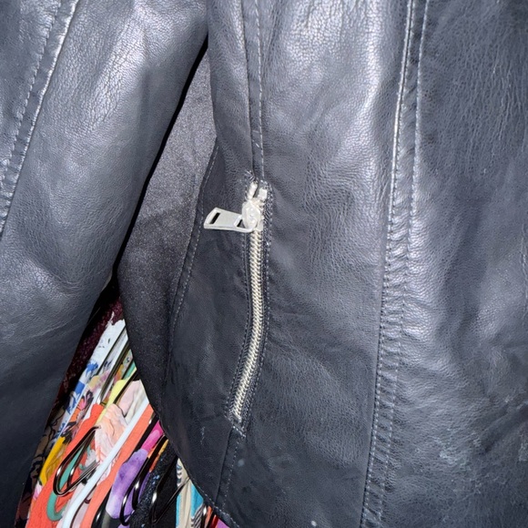 Baccini Women's Sleek Black Leather Jacket - Picture 4 of 4